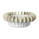 Jarrón decorativo de cerámica blanca y beige con textura granulada, diseño circular ondulado, ideal