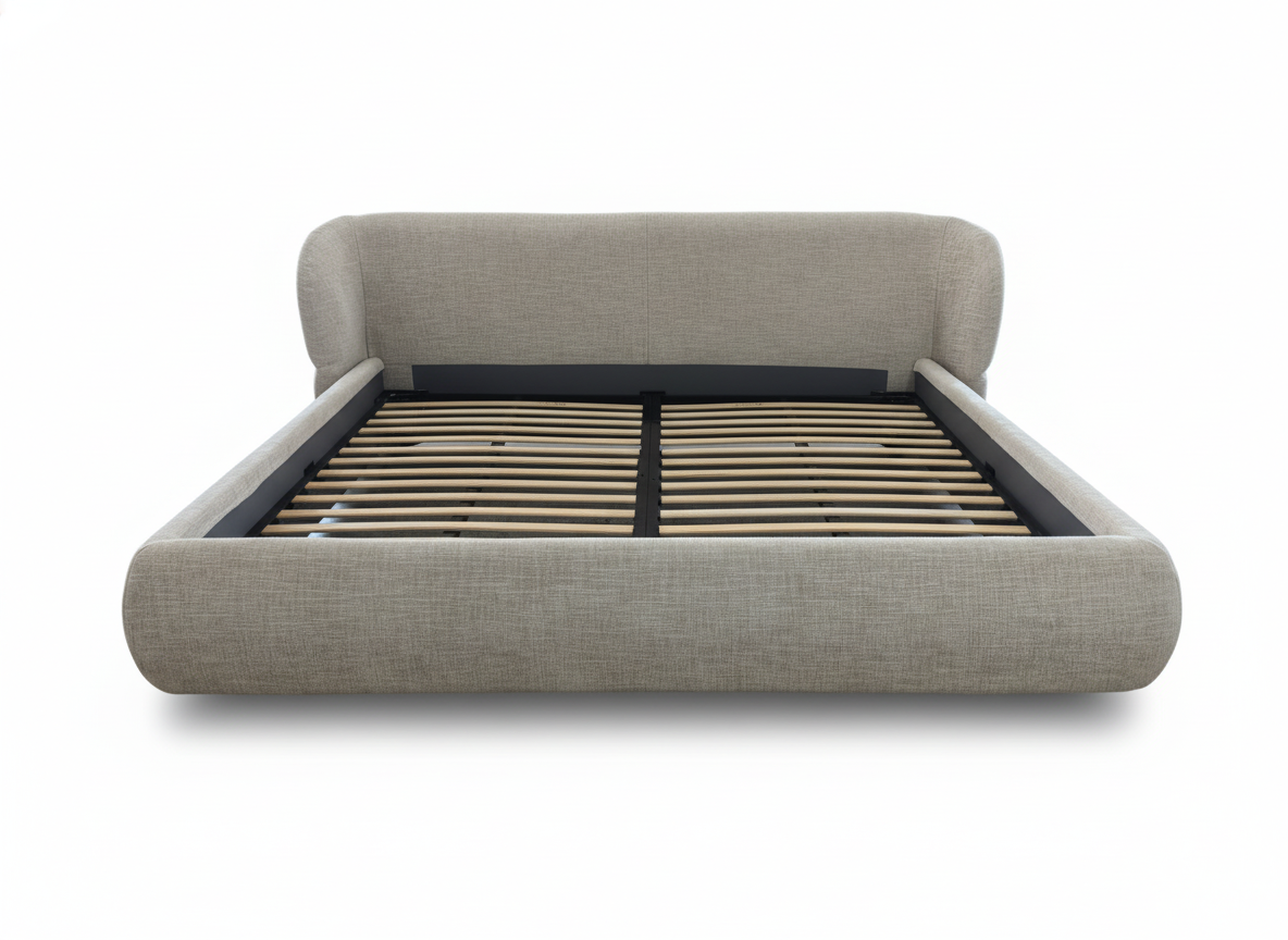 Estructura de cama tapizada moderna en tejido beige claro, con cabecero y piecero curvos y base de listones de madera expuesta.
