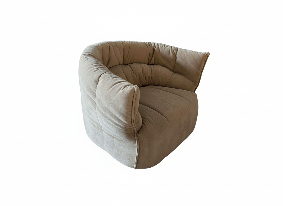 Poltrona moderna tapizada en suave tela beige, con diseño envolvente y acolchado, ideal para un rincón de lectura o sala de estar. | Vilá Decoración