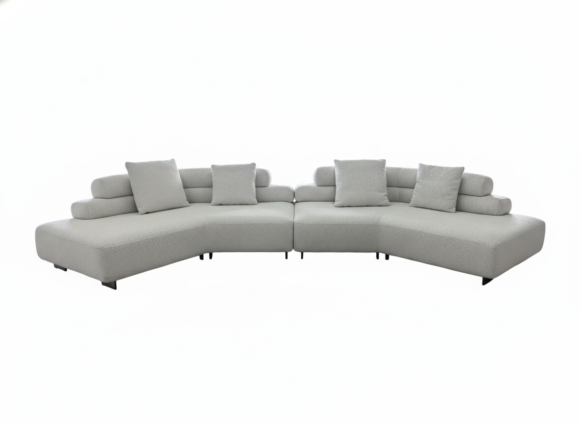 Sofá modular curvo de dos piezas en gris claro, con cojines de respaldo y almohadas cilíndricas, sobre fondo blanco