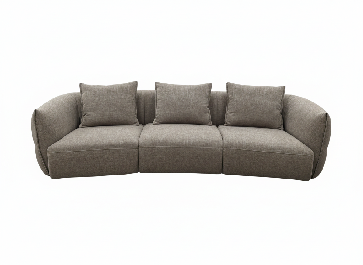 Sofá curvo de 3 plazas tapizado en tela gris claro con diseño moderno, tres cojines y brazos anchos.