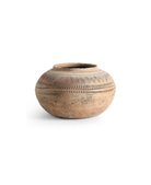 Matero bajo de terracota rústica con diseño de patrones horizontales incisos, ideal para decoración de exterior.