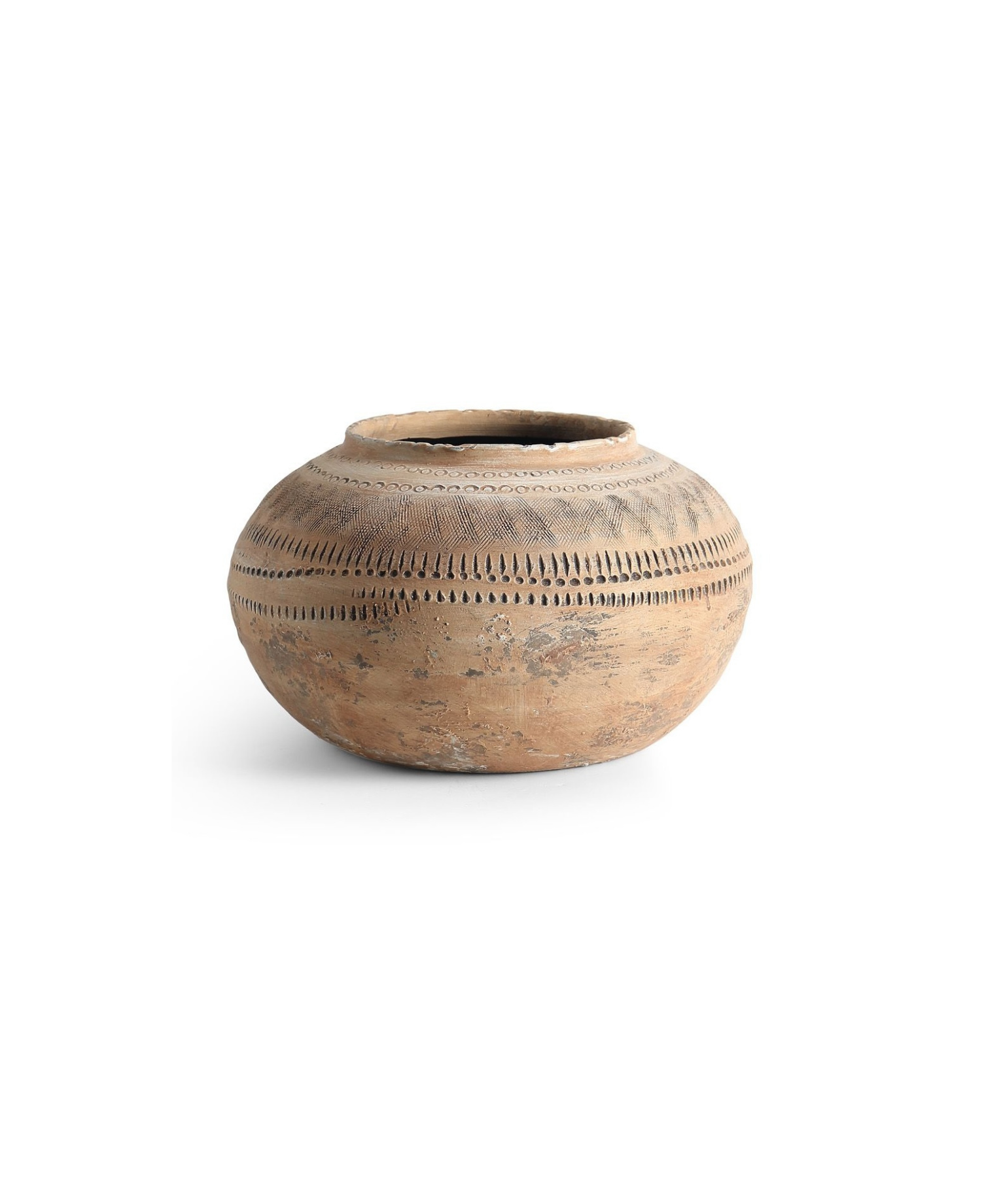 Matero bajo de terracota rústica con diseño de patrones horizontales incisos, ideal para decoración de exterior.