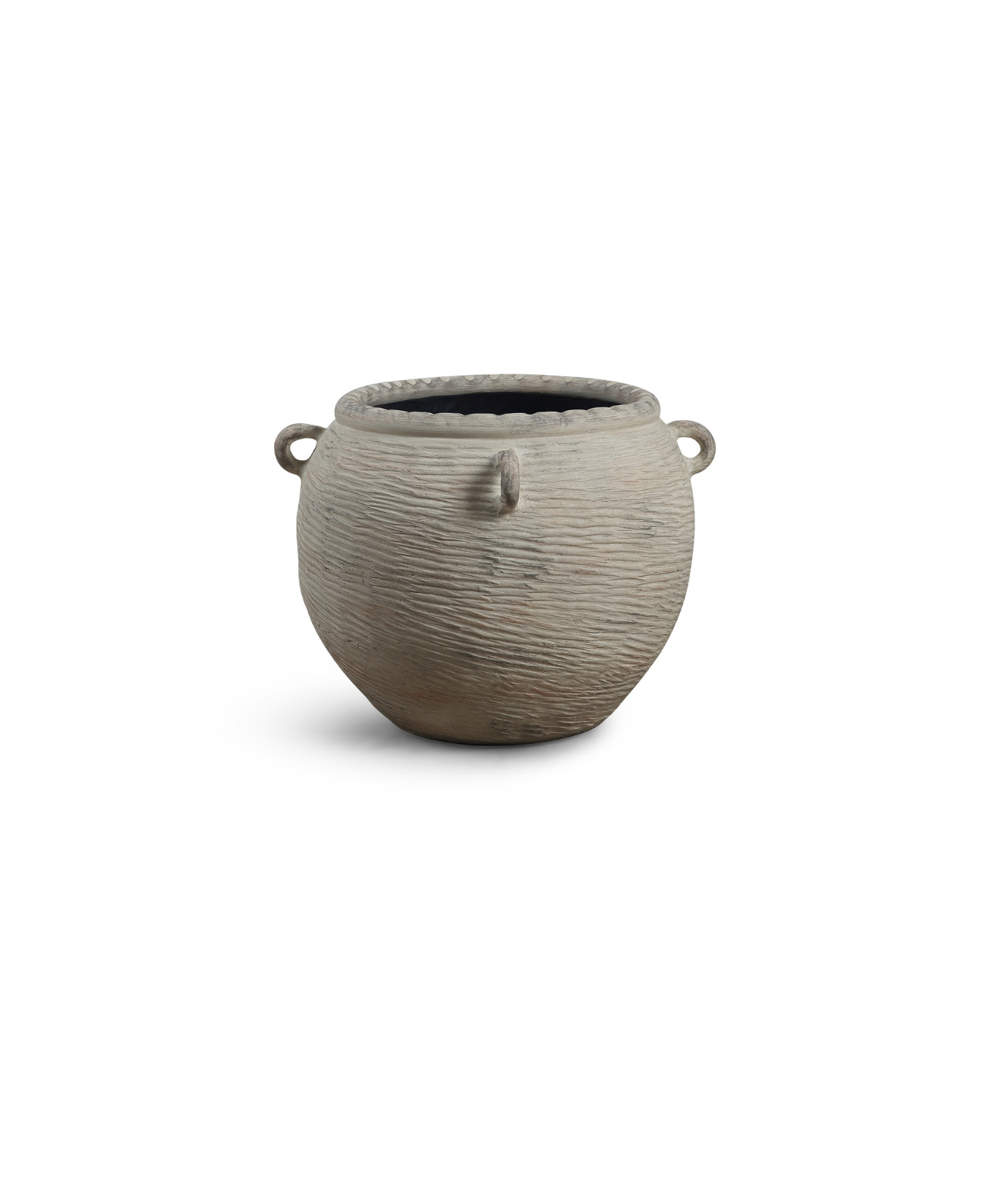 Matero bajo de terracota con asas, textura rústica, color natural. Ideal para plantas en interior o exterior.
