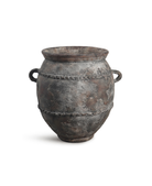 Matero de terracota envejecida con asas, textura rústica y patina gris, ideal para decoración exterior e interior.