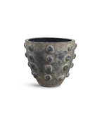 Matero de terracota oscuro con relieve de puntos circulares, acabado rústico para decoración de jardín y terraza.