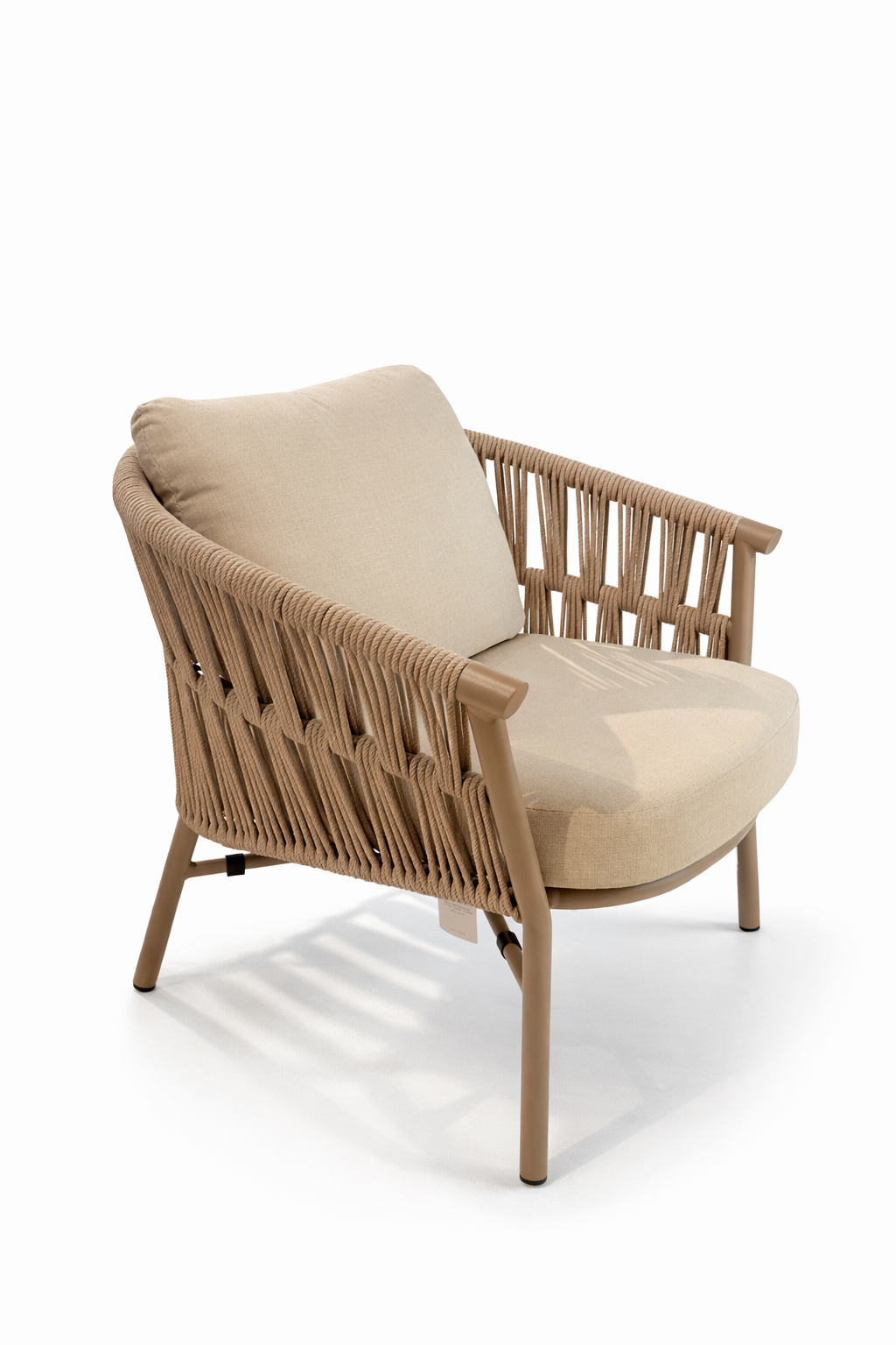 Elegante poltrona de exterior en mimbre para jardines y terrazas colombianas.