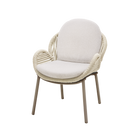 Silla de Vilá Decoración con estructura de aluminio y detalles en cuerda acrílica color crema.