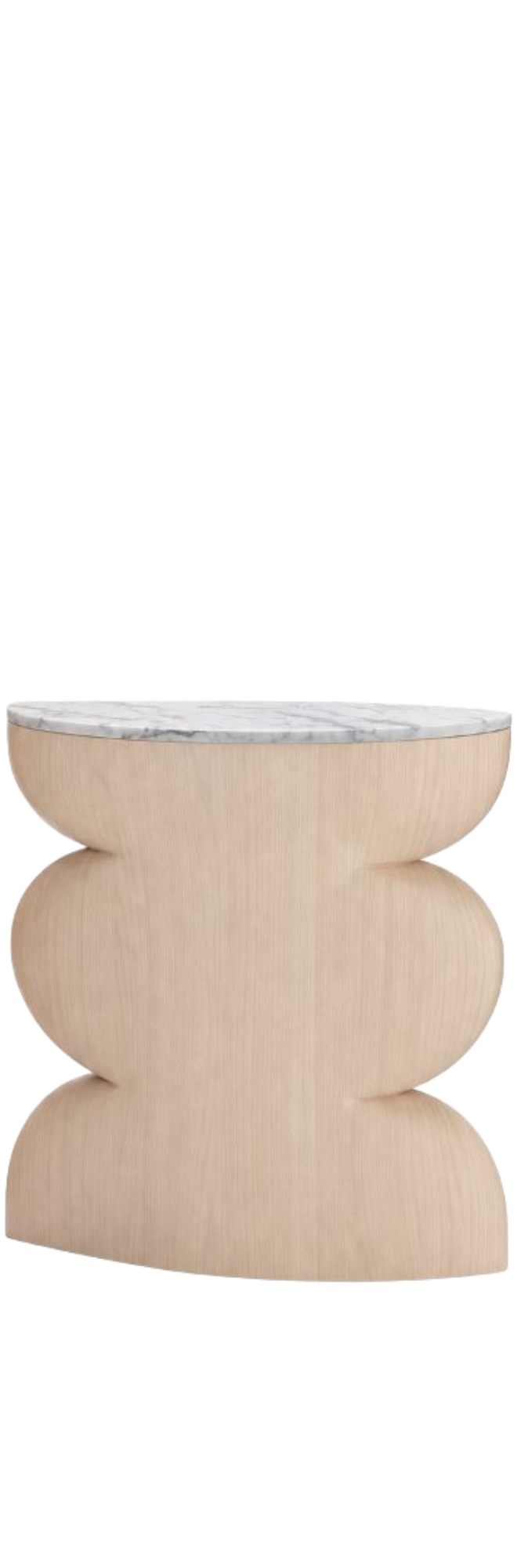 Mesa auxiliar escultural con base de madera clara de diseño orgánico apilado y tapa de mármol blanco veteado.