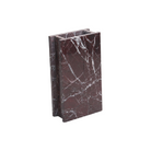 Jarrón decorativo rectangular de mármol rojo veteado con líneas blancas, ideal para un interior de lujo.