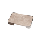Bandeja de mármol beige con vetas, esquinas de metal bronce y base de metal plateado, sobre fondo blanco.