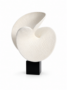 Escultura abstracta espiral blanca texturizada sobre base cúbica negra para decoración.