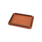 Bandeja decorativa rectangular de cuero color cognac con bordes en tono café oscuro.
