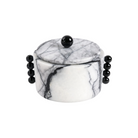 Recipiente decorativo de mármol blanco con vetas grises, tapa y perillas esféricas negras.