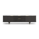 Mueble de TV moderno y elegante en madera oscura con textura acanalada, tiradores dorados y una