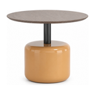 Mesa auxiliar redonda con cubierta de madera de teca veteada oscura y base cilíndrica naranja