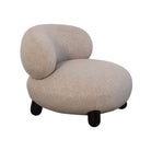 Poltrona taupe moderna en sala de estar colombiana. Diseño elegante y máximo confort.