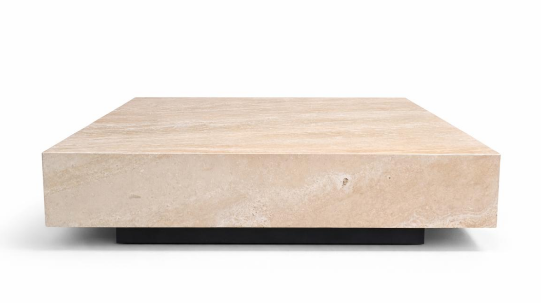 Mesa de centro cuadrada de travertino beige con base oscura, vista frontal, diseño moderno.