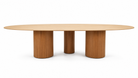 Mesa de comedor ovalada Verona en madera natural clara, con bases cilíndricas, sobre fondo blanco.