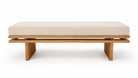 Banca Prisma de madera clara con cojín beige. Diseño moderno y minimalista para sala.