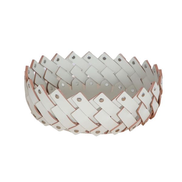 Canasta decorativa blanca con detalles naranja - Vilá Decoración - Muebles y decoración en Medellín y Colombia