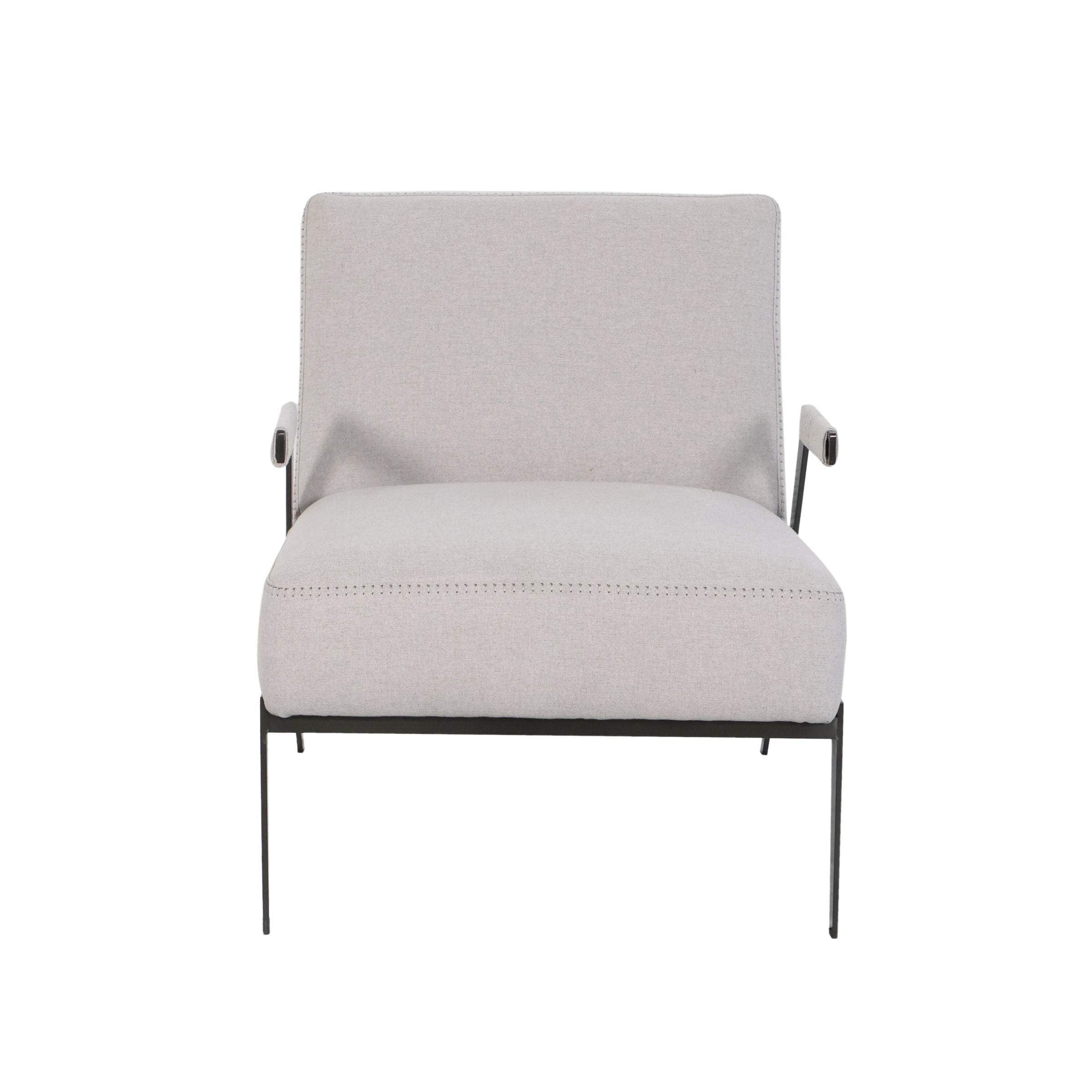 Silla moderna gris claro con brazos y patas negras - Vilá Decoración - Muebles y decoración en Medellín y Colombia