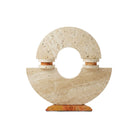 Escultura abstracta de travertino beige con textura porosa y base en terracota rojiza, diseño moderno y geométrico.