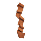 Aplique de pared escultural naranja con diseño ondulado de Vilá Decoración