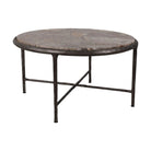 Mesa de centro redonda rústica industrial con tapa de madera oscura envejecida y base de metal.
