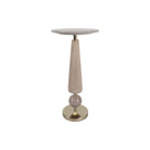 Mesa auxiliar alta de diseño exclusivo con tapa de mármol gris, columna de madera clara y base dorada.