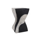 Mesa auxiliar escultural bicolor de concreto en tonos gris claro y oscuro, con forma de reloj de arena.