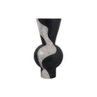 Jarrón escultural negro y blanco con diseño ondulado, contraste dramático y acabado texturizado, ideal para decoración moderna.