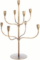 Candelabro dorado de 9 luces con diseño de árbol y base circular texturizada, sobre fondo blanco. | Vilá Decoración