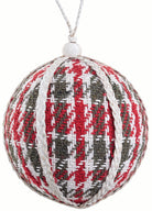 Bola de Navidad con patrón houndstooth rojo, verde oscuro y blanco, con cordones trenzados para decoración festiva. | Vilá Decoración