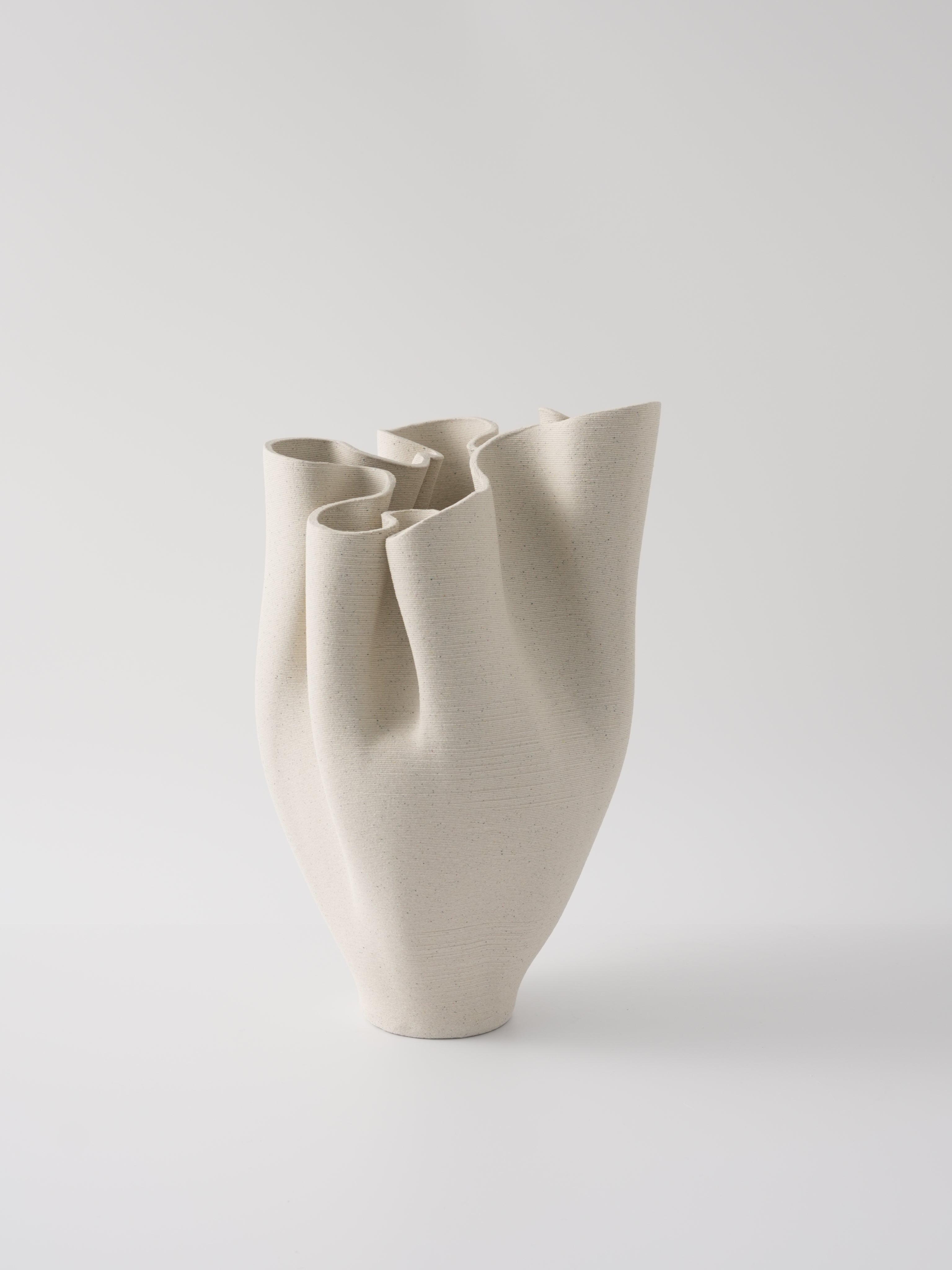 Jarrón decorativo beige para flores - Vilá Decoración - Jarrones en Medellín