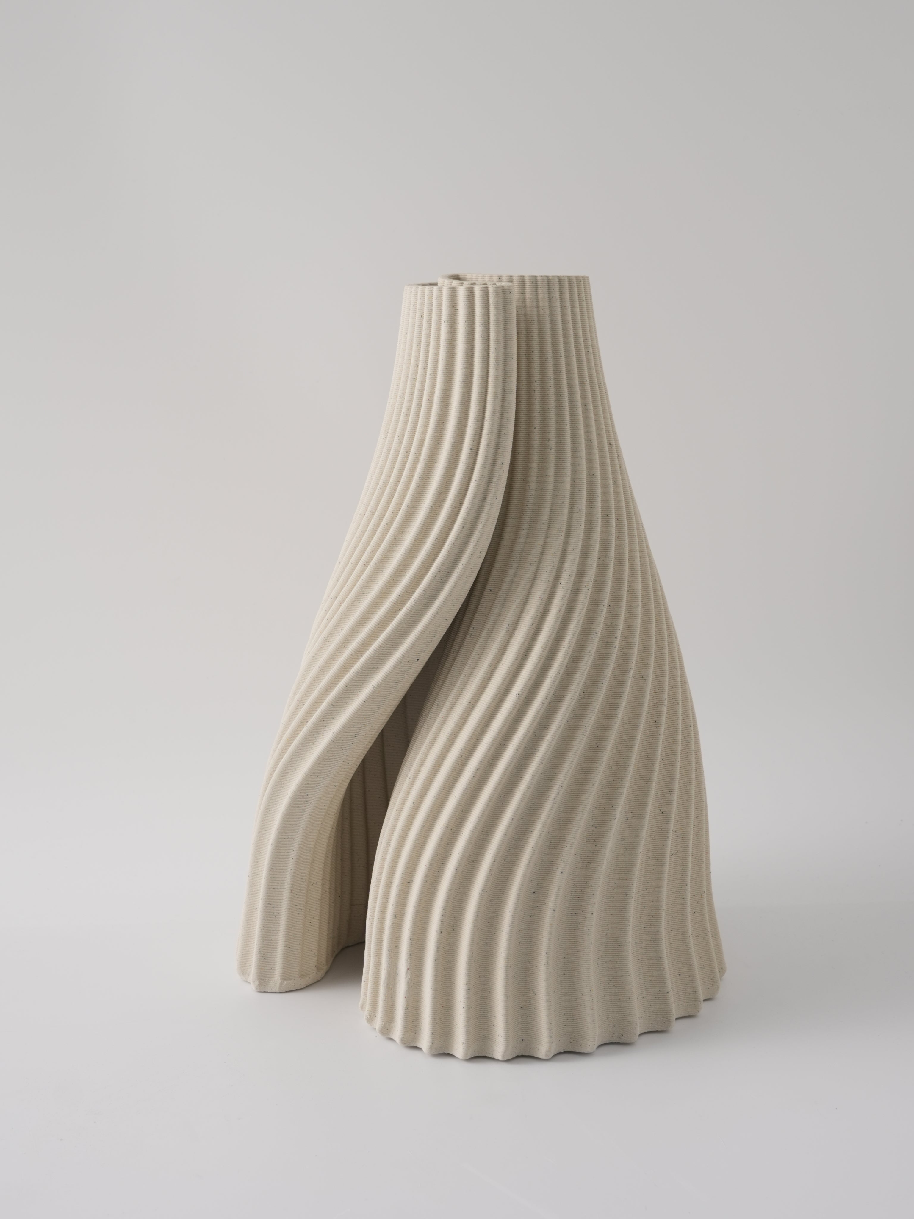 Jarrón decorativo beige de porcelana mediano - Vilá Decoración - Jarrones en Medellín