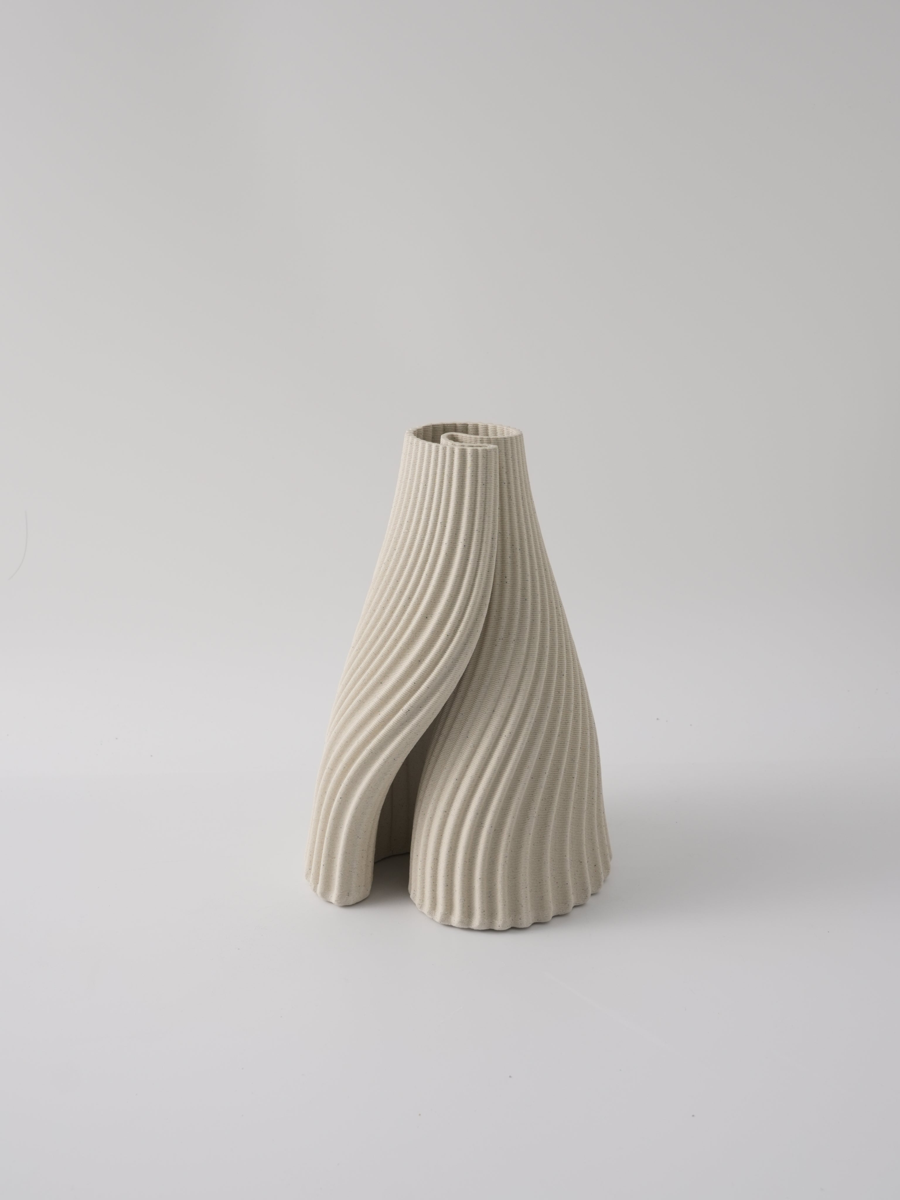 Jarrón beige decorativo moderno para flores - Vilá Decoración - Jarrones en Medellín