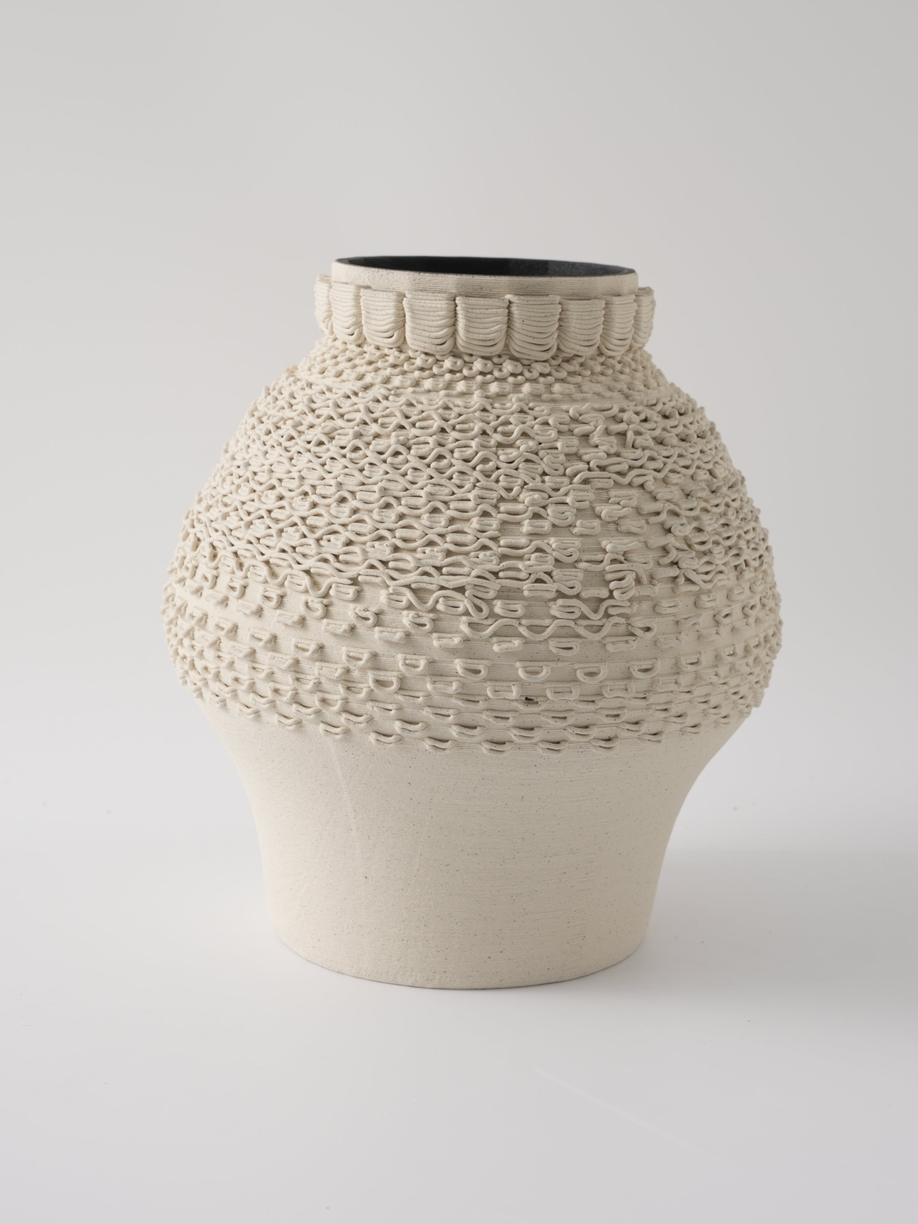 Jarrón decorativo crema con negro para interiores - Vilá Decoración - Jarrones en Medellín