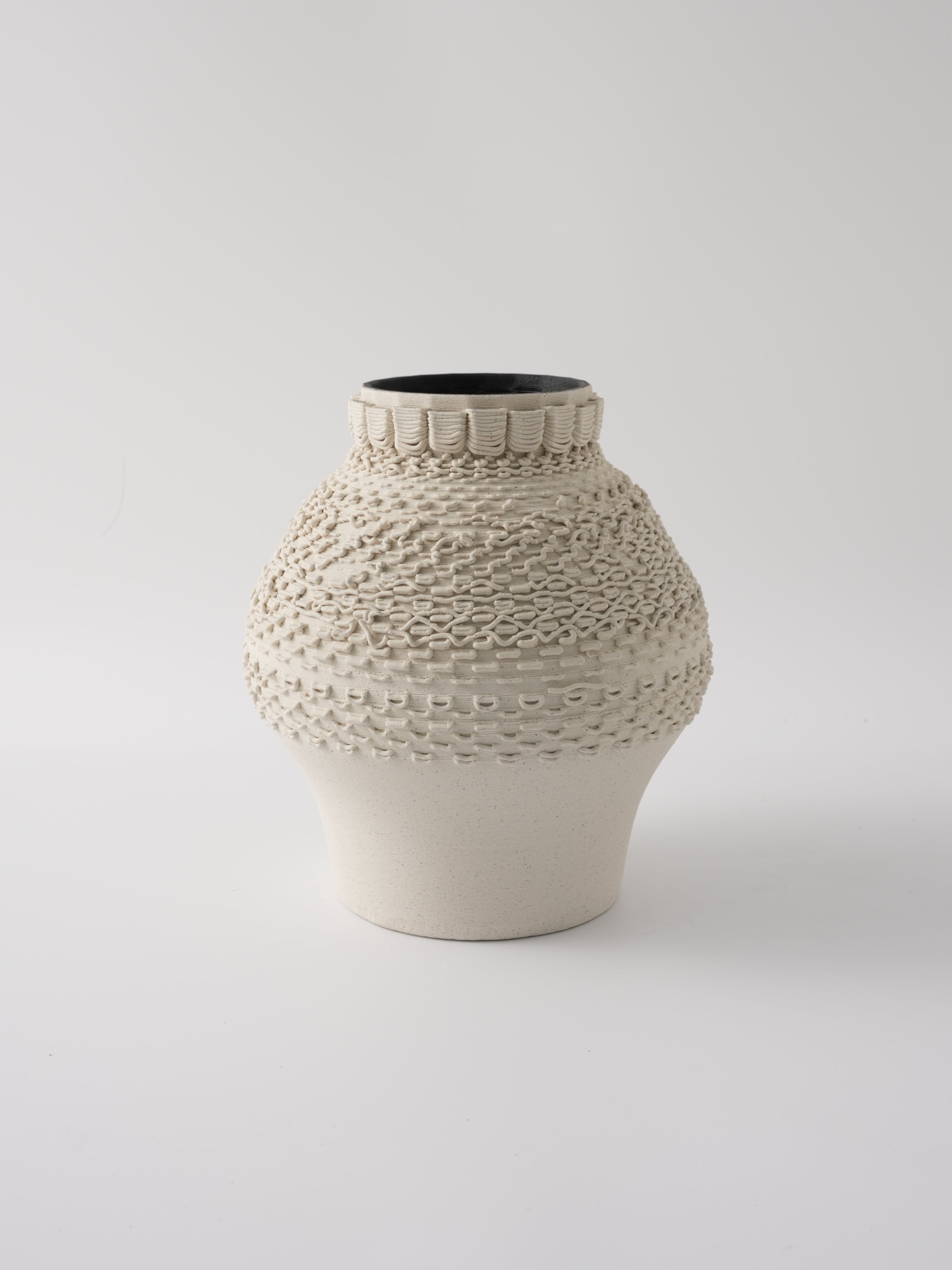 Jarrón beige mediano para decoración interior - Vilá Decoración - Jarrones en Medellín