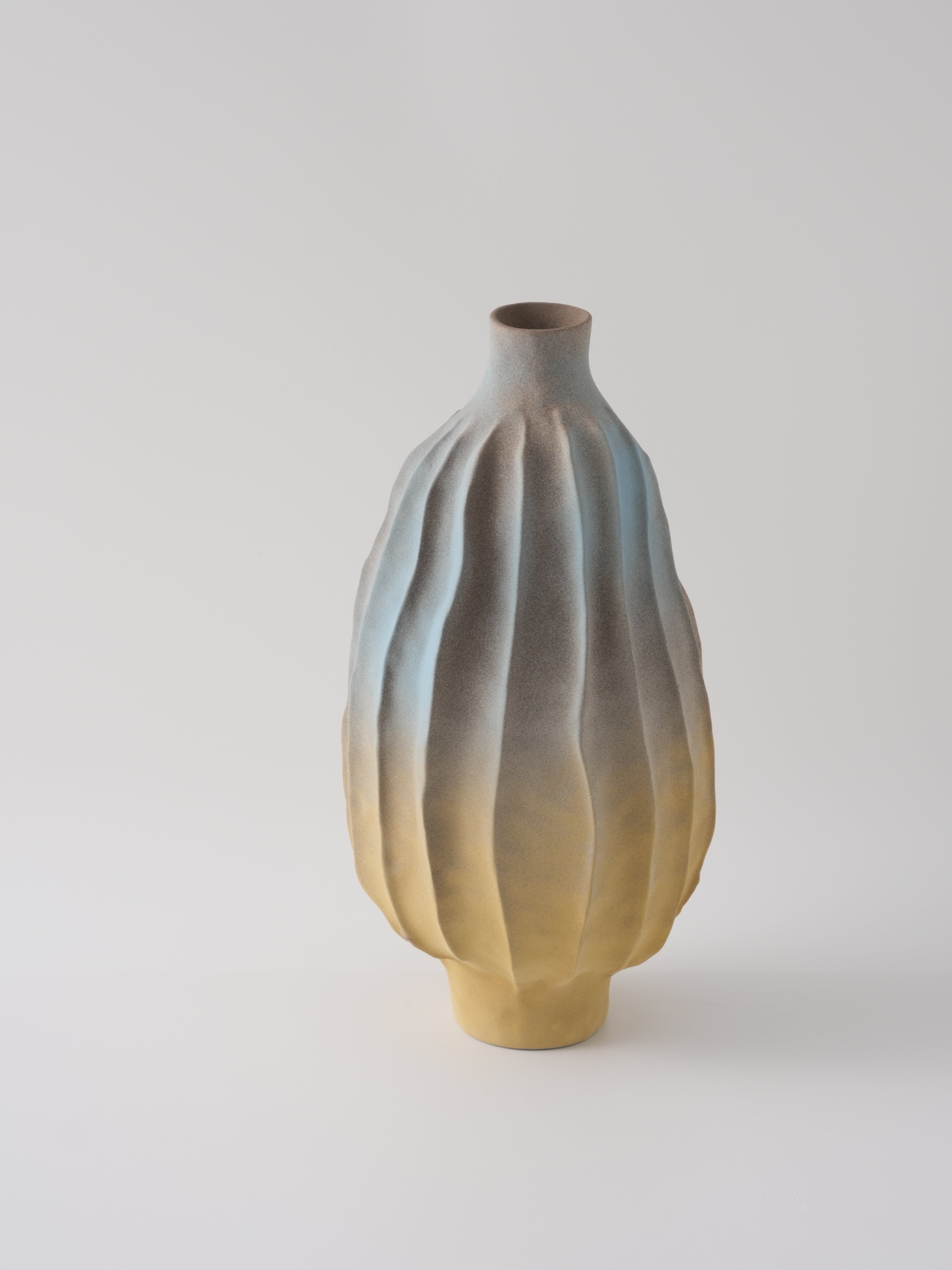 Jarrón decorativo estilizado en azul y amarillo - Vilá Decoración - Jarrones en Medellín