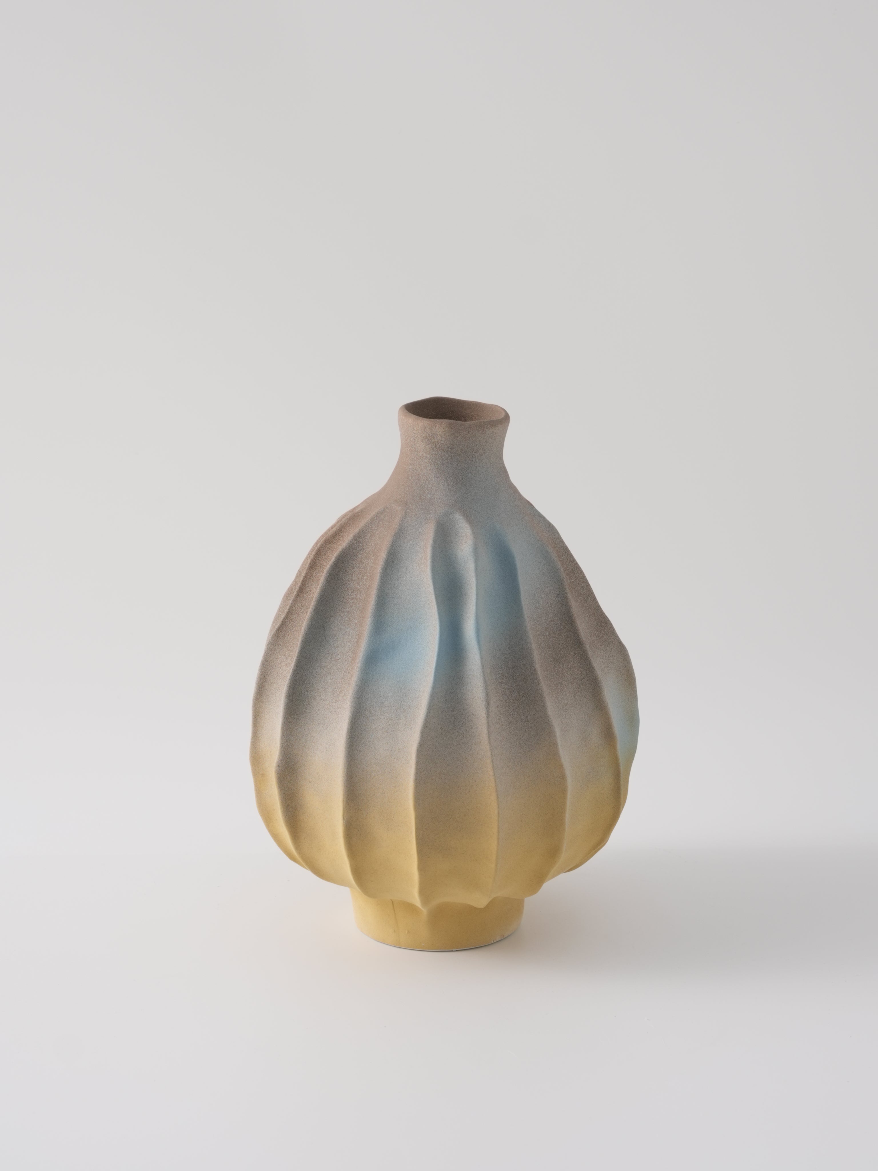 Jarrón decorativo mediano con degradado beige a azul - Vilá Decoración - Jarrones en Medellín