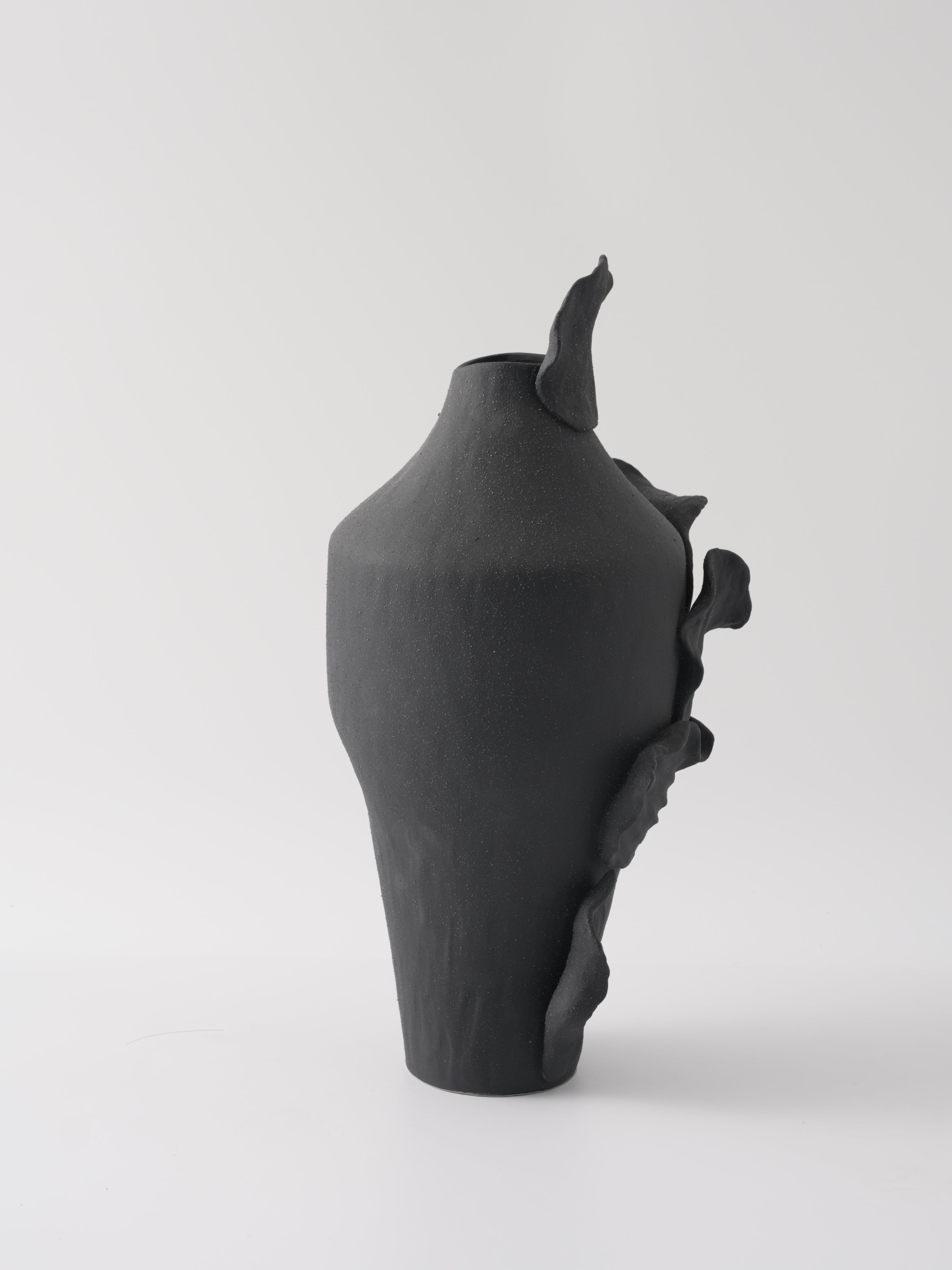 Jarrón negro mate decorativo para flores - Vilá Decoración - Jarrones en Medellín