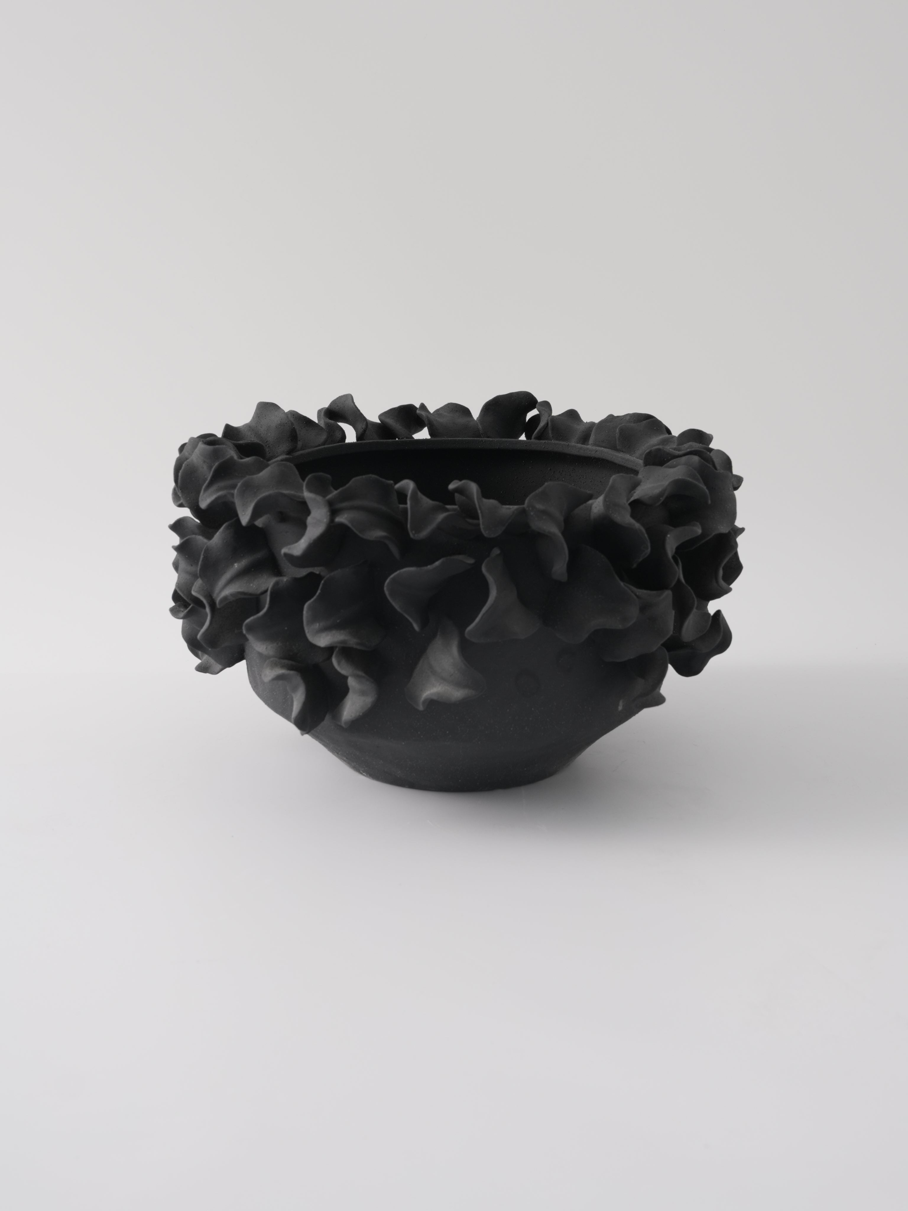 Bowl negro mate con borde ondulado para servir - Vilá Decoración - Jarrones en Medellín