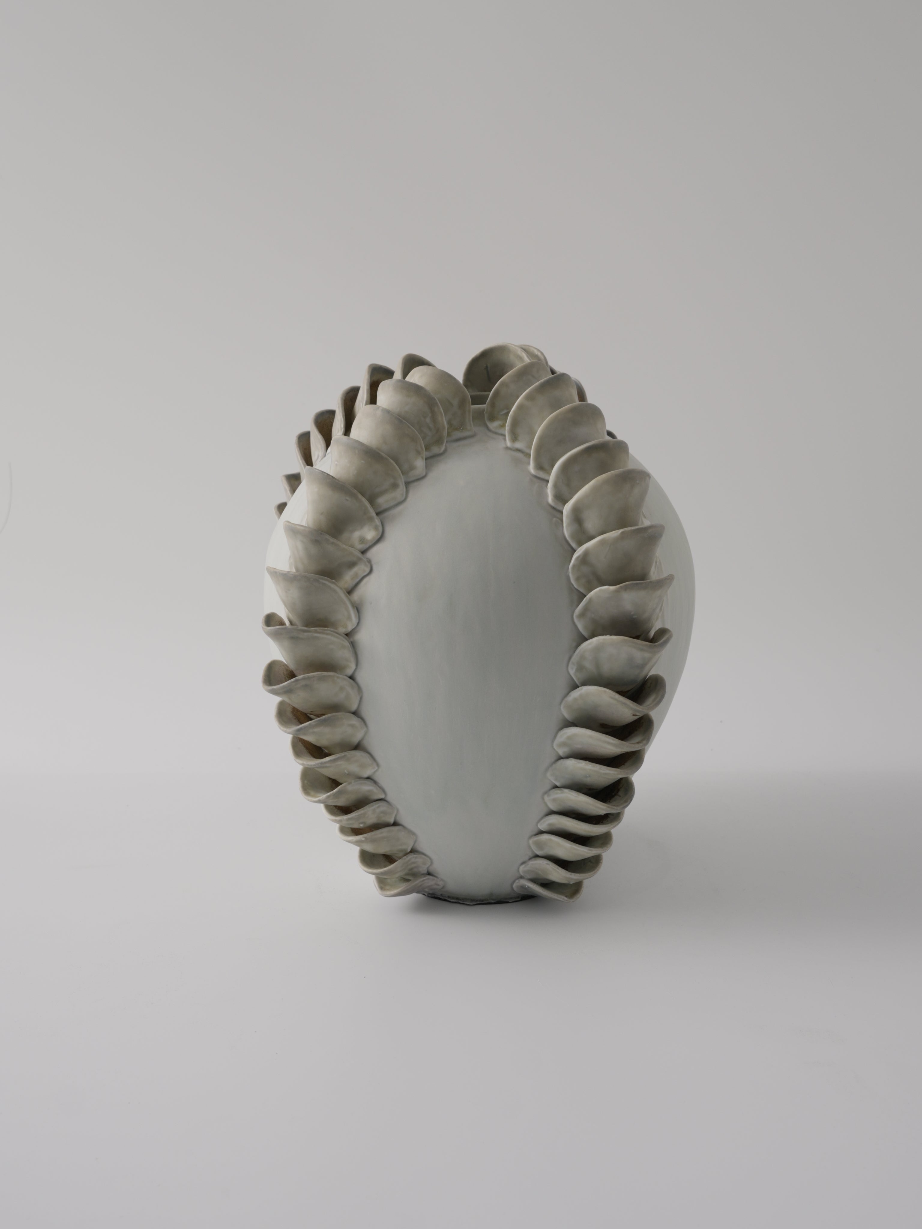 Jarrón decorativo oval blanco con borde rizado - Vilá Decoración - Jarrones en Medellín