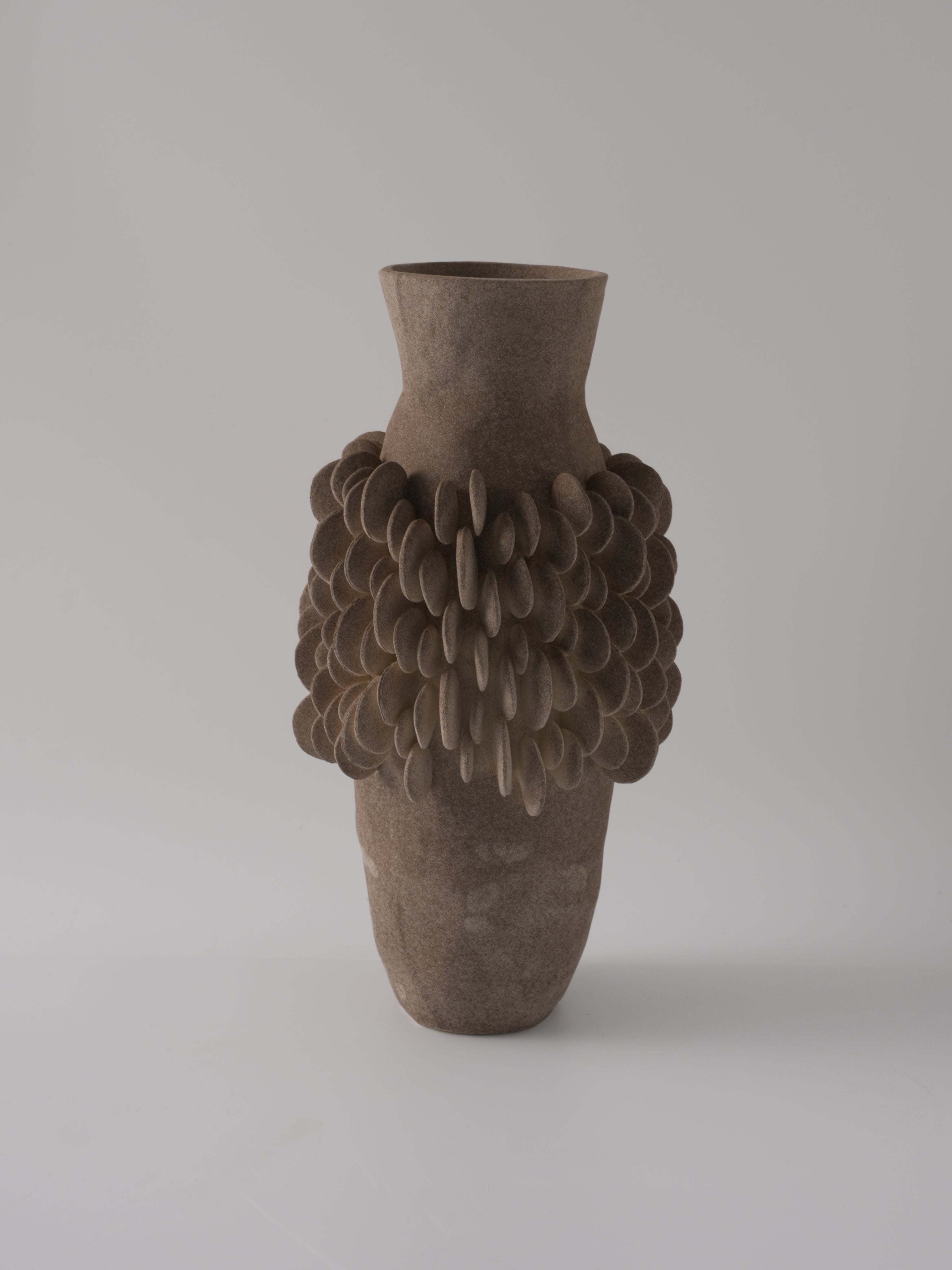 Jarrón marrón estilizado para flores y decoración - Vilá Decoración - Jarrones en Medellín