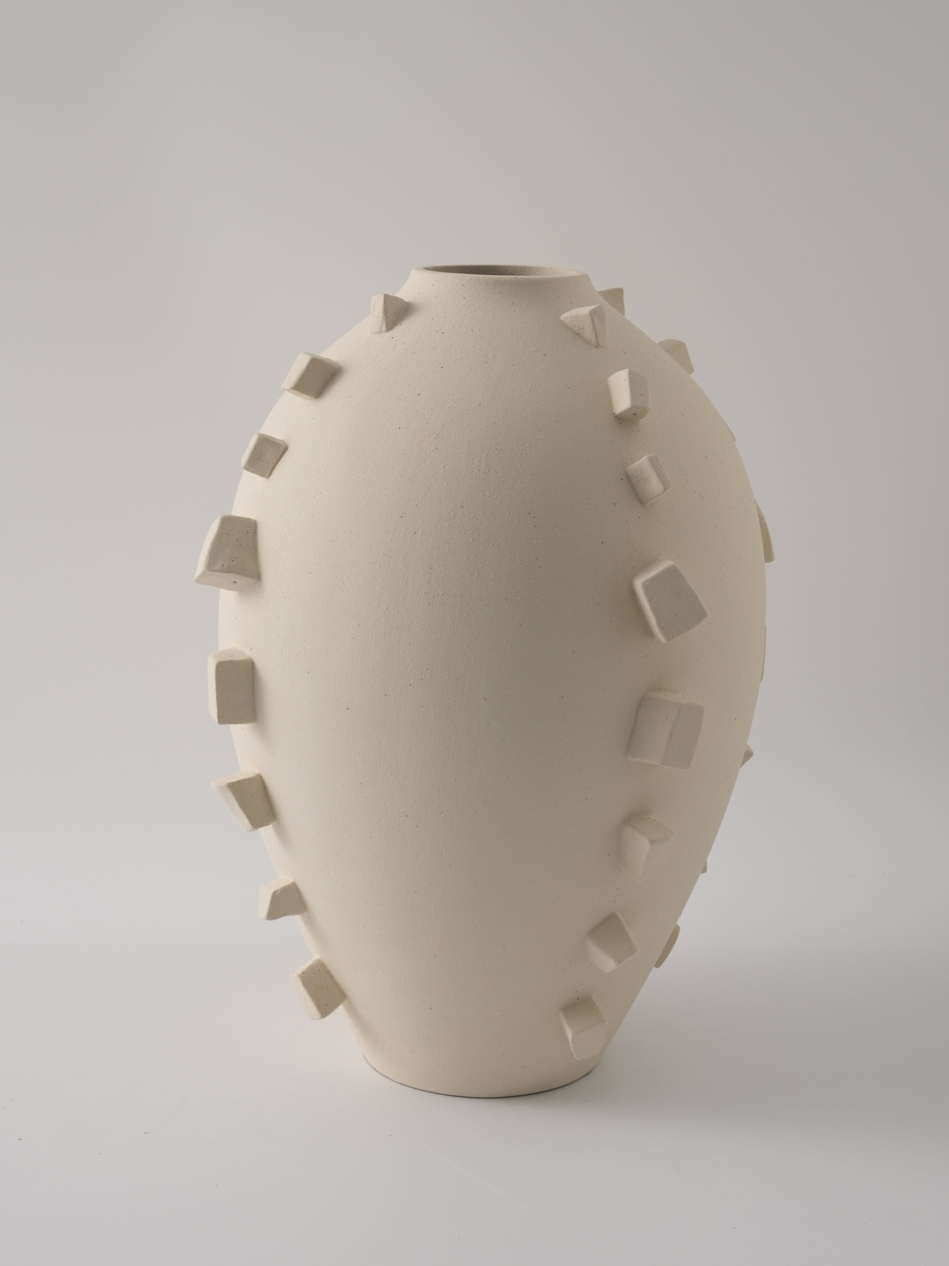 Jarrón Beige Ovalado Decorativo para Interior - Vilá Decoración - Jarrones en Medellín