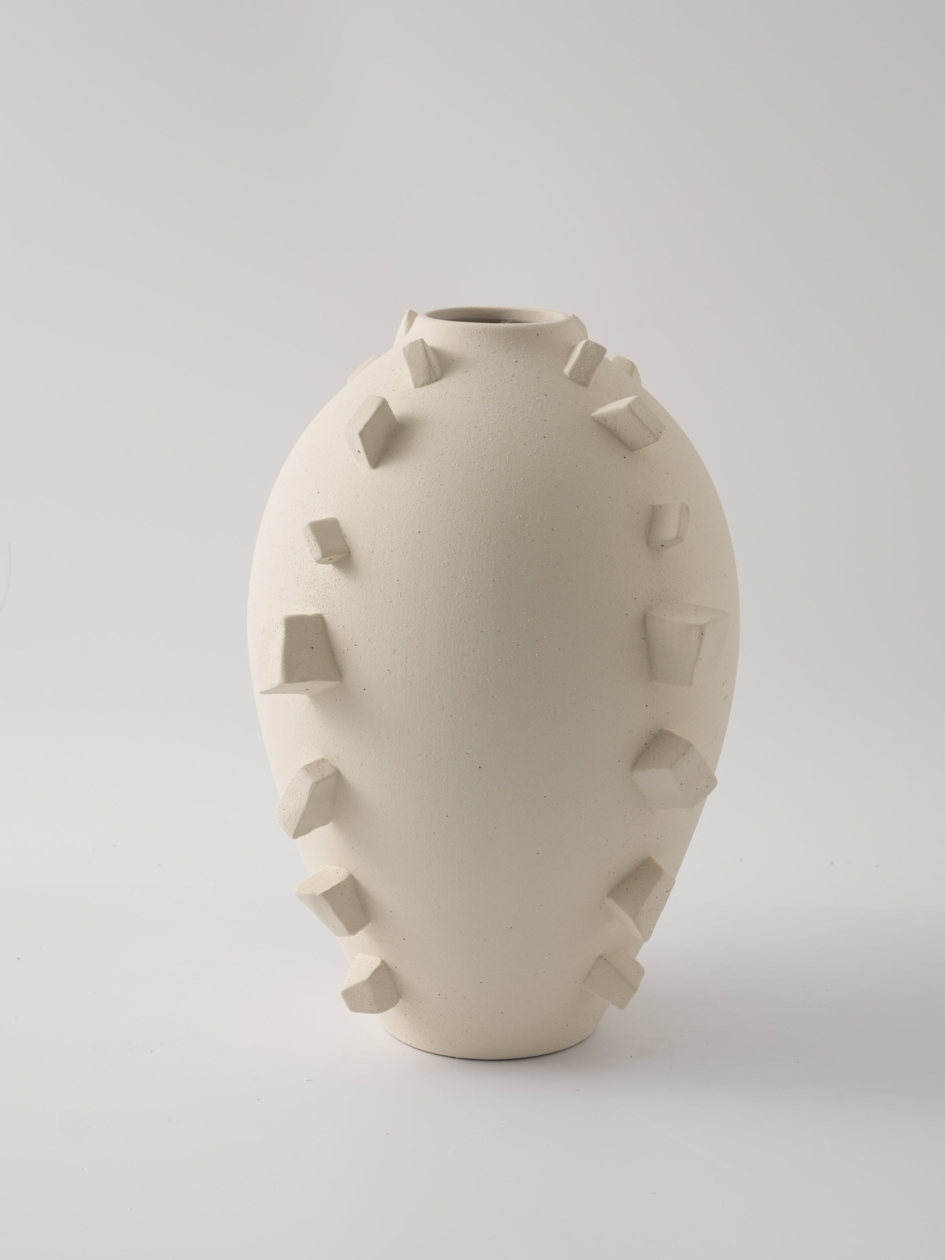 Jarrón decorativo ovalado blanco marfil - Vilá Decoración - Jarrones en Medellín