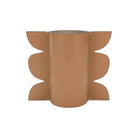 Jarrón decorativo moderno con ondas, color tierra claro, ideal para decoración de interiores.